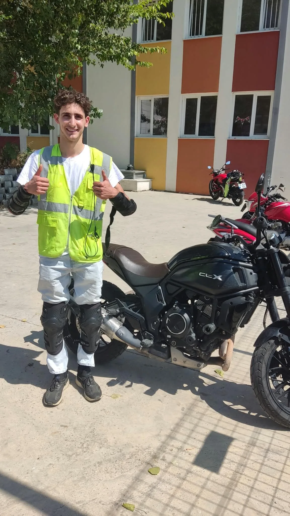Onurcan Sürücü Kursu öğrencisi eğitim motosikleti yanında